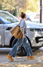 JENNIFER LOPEZ Arrives at Her Friend