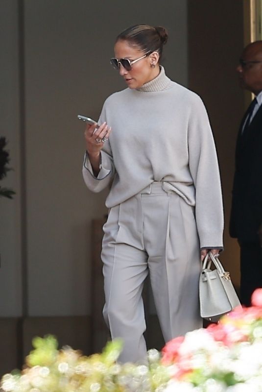 JENNIFER LOPEZ Out for Lunch at The Maybourne Hotel in Beverly Hills 09/18/2024