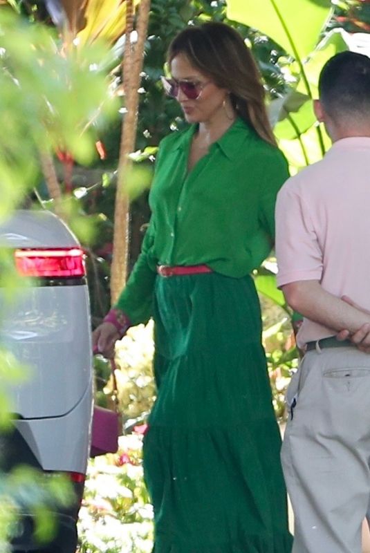 JENNIFER LOPZ Leaves Beverly Hills Hotel After Lunch with Her Mother 09/04/2024