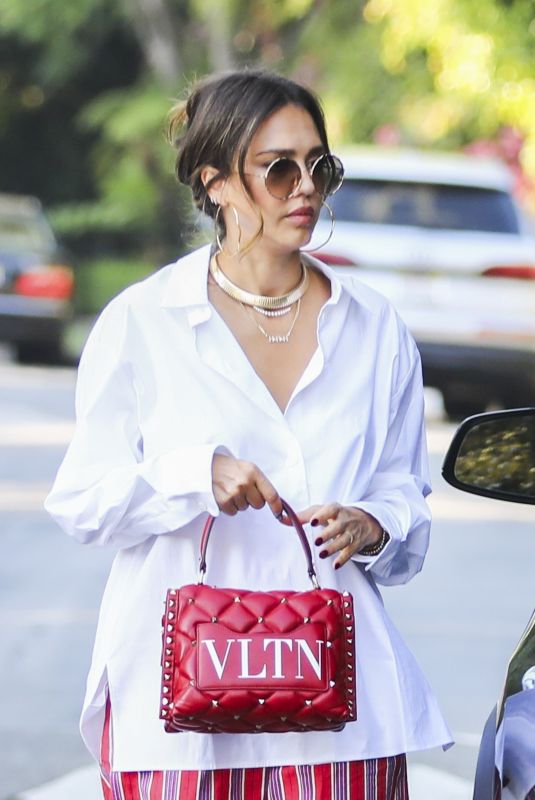 JESSICA ALBA Take Kids to a Friend