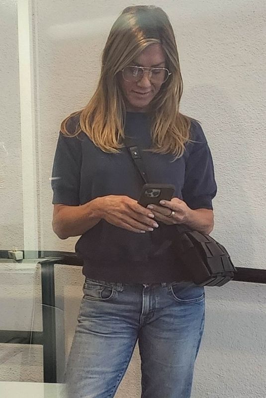 JNNIFER ANISTON Out and About in Beverly Hills 09/18/2024