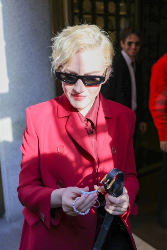 JULIA GARNER Leaves Gucci Fashion Show at MFW in Milan 09/20/2024