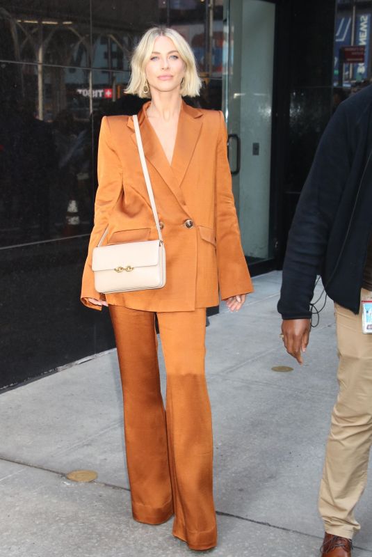 JULIANNE HOUGH Arrives at Good Morning America in New York 09/04/2024