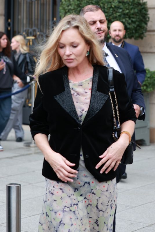 KATE MOSS Walked to Her Taxi at Paris Fashion Week 09/24/2024