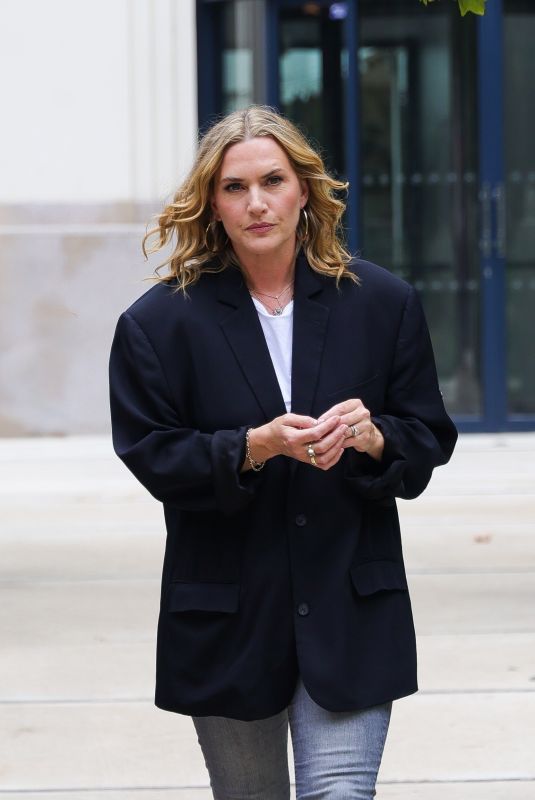 KATE WINSLET Leaves Filming a Segment for TV SHow C a vous in Paris 09/09/2024