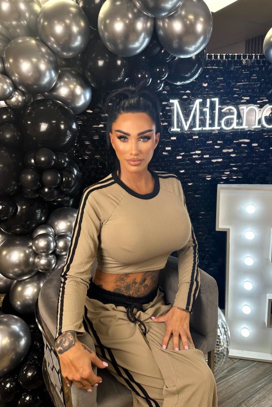 KATIE PRICE Gives a Makeup Masterclass in Lurgan 09/07/2024