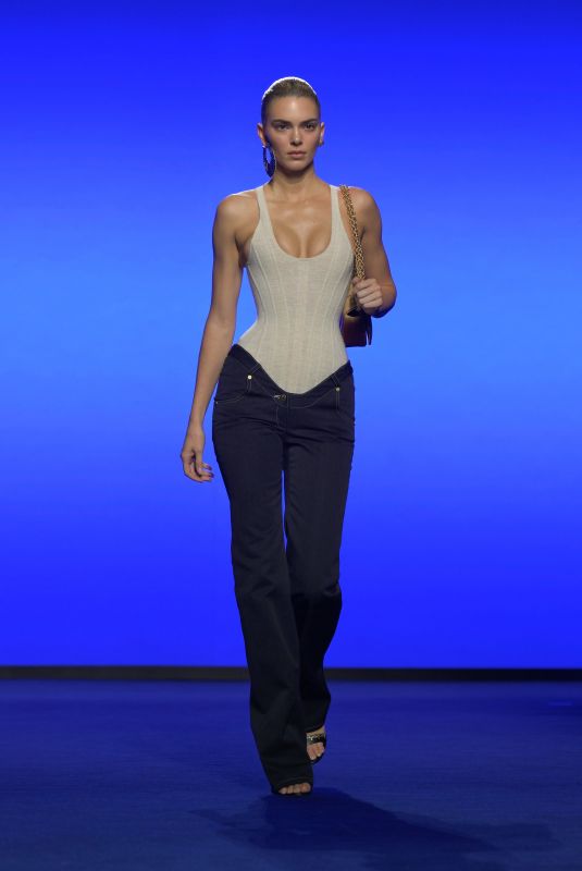 KENDALL JENNER Wlaks Runway at Schiaparelli SS25 Fashion Show at Paris Fashion Week 09/26/2024