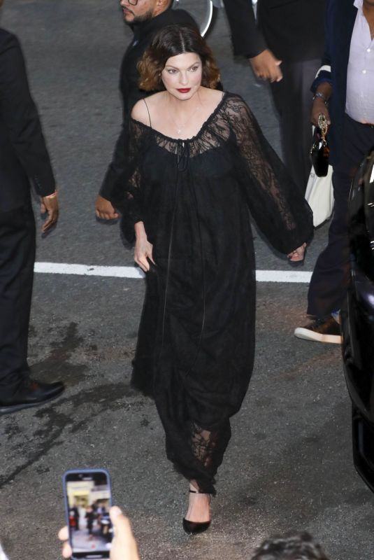 LINDA EVANGELISTA Arrives at Caring for Women Dinner in New York 09/09/2024