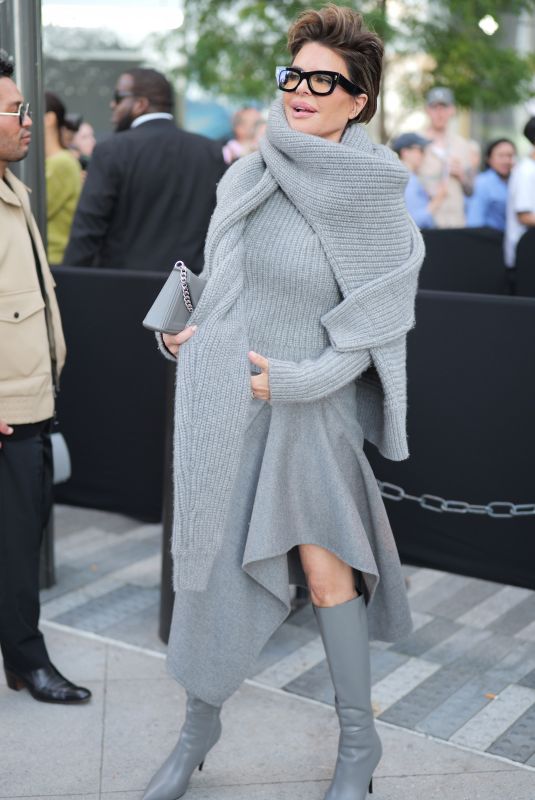 LISA RINNA Arrives at Michael Kors Fashion Show in New York 09/10/2024