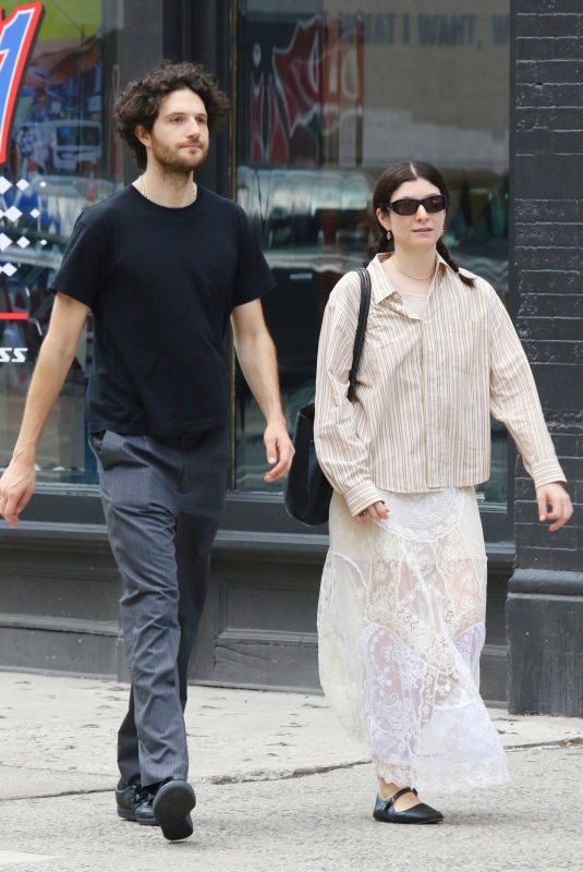 LORDE Out with a Friend in New York 09/16/2024
