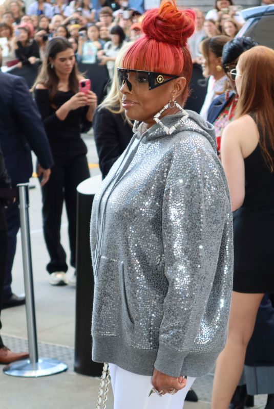 MARY J. BLIGE Arrives at Michael Kors Fashion Show in New York 09/10/2024