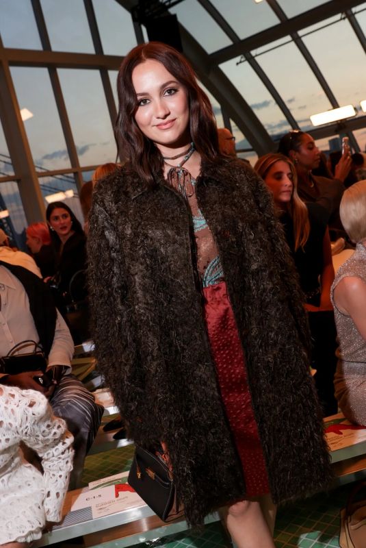 MAUDE APATOW at Tory Burch Spring/summer 2025 Fashion Show at New York Fashion Week 09/09/2024