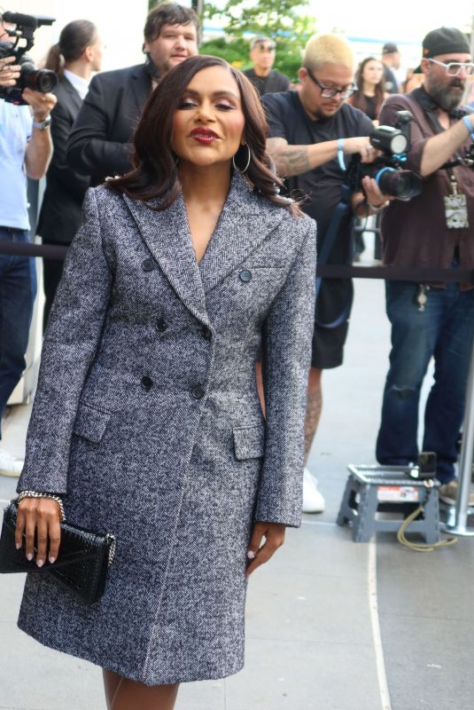 MINDY KALING Arrives at Michael Kors Fashion Show in New York 09/10/2024
