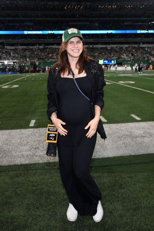 Pregnant ALEXANDRA DADDARIO at Patriots vs Jets Game in New Jersey 09/19/2024