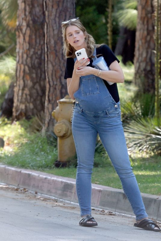 Pregnant KATHERINE SCHWARZENEGGER Out in Los Angeles 09/12/2024