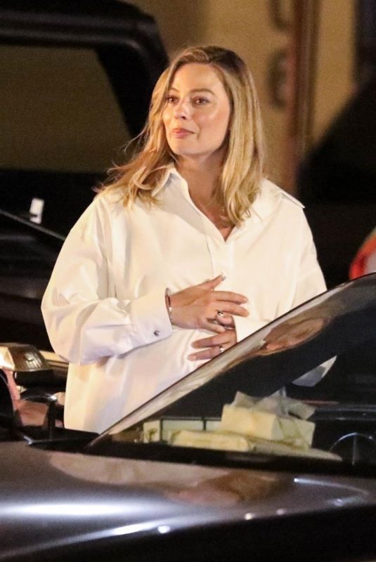 Pregnant MARGOT ROBBIE Leaves a Restaurant in Los Angeles 09/10/2024