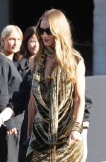 ROSIE HUNTINGTON-WHITELEY at Burberry Summer 2025 Show at London Fashion Week 09/16/2024