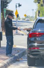 SARAH SILVERMAN Giving $50 to Homeless Man Before Lunch in Studio City 08/31/2024