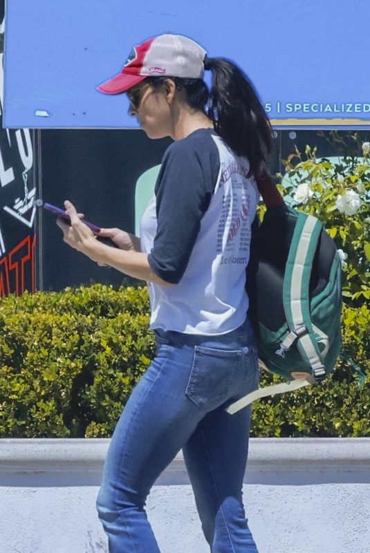 SARAH SILVERMAN Giving $50 to Homeless Man Before Lunch in Studio City 08/31/2024