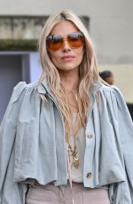 SIENNA MILLER Arrives at Chloe Womenswear Spring-Summer 2025 Show at Paris Fashion Week 09/26/2024