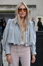 SIENNA MILLER Arrives at Chloe Womenswear Spring-Summer 2025 Show at Paris Fashion Week 09/26/2024