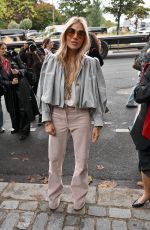SIENNA MILLER Arrives at Chloe Womenswear Spring-Summer 2025 Show at Paris Fashion Week 09/26/2024
