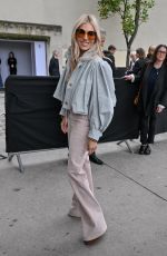 SIENNA MILLER Arrives at Chloe Womenswear Spring-Summer 2025 Show at Paris Fashion Week 09/26/2024