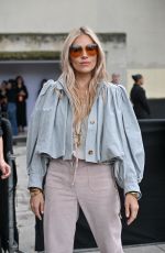 SIENNA MILLER Arrives at Chloe Womenswear Spring-Summer 2025 Show at Paris Fashion Week 09/26/2024