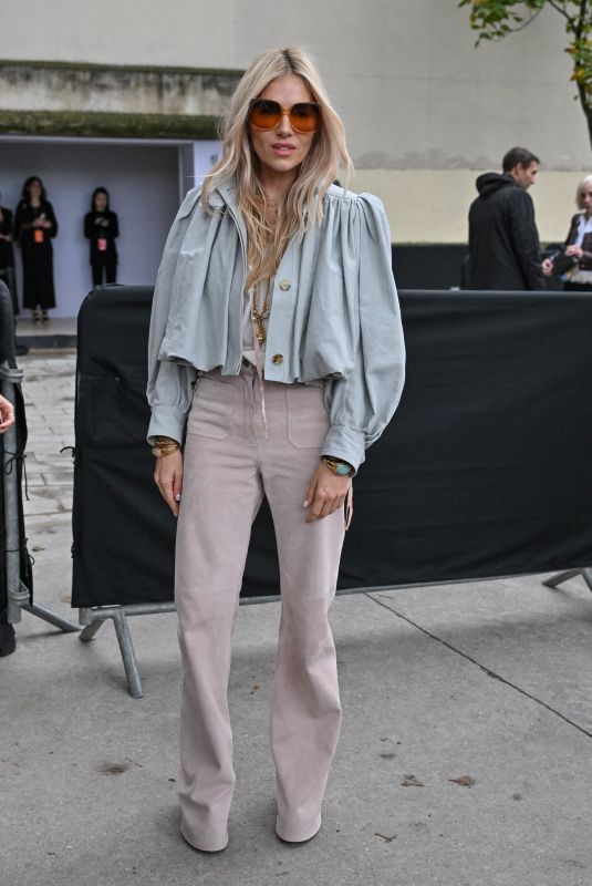 SIENNA MILLER Arrives at Chloe Womenswear Spring-Summer 2025 Show at Paris Fashion Week 09/26/2024