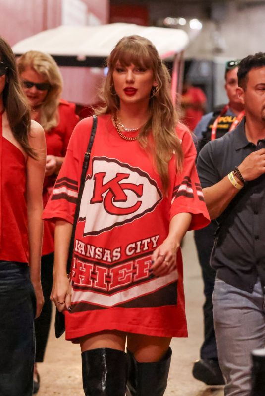 TAYLOR SWIFT Arrives at Cincinnati Bengals vs Kansas City Chiefs Game at Arrowhead Stadium in Kansas City 09/15/2024