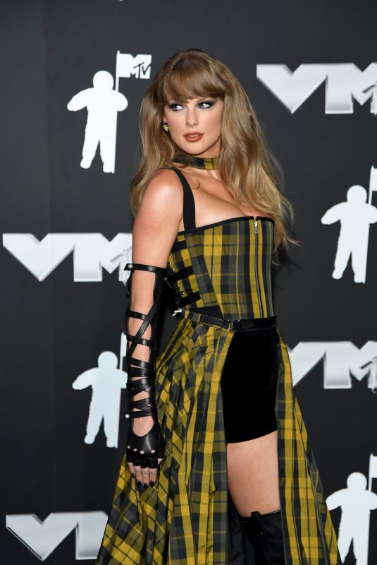 TAYLOR SWIFT at 2024 MTV Video Music Awards in New York 09/11/2024