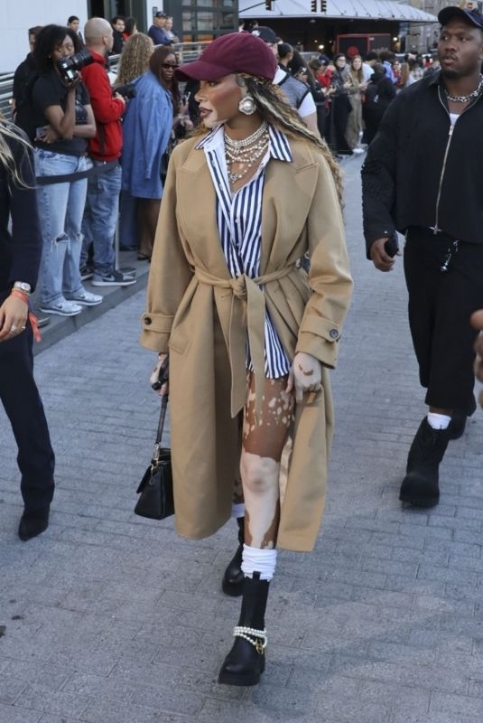 WINNIE HARLOW Arrives at Tommy Hilfiger Fsahion Show in New York 09/08/2024