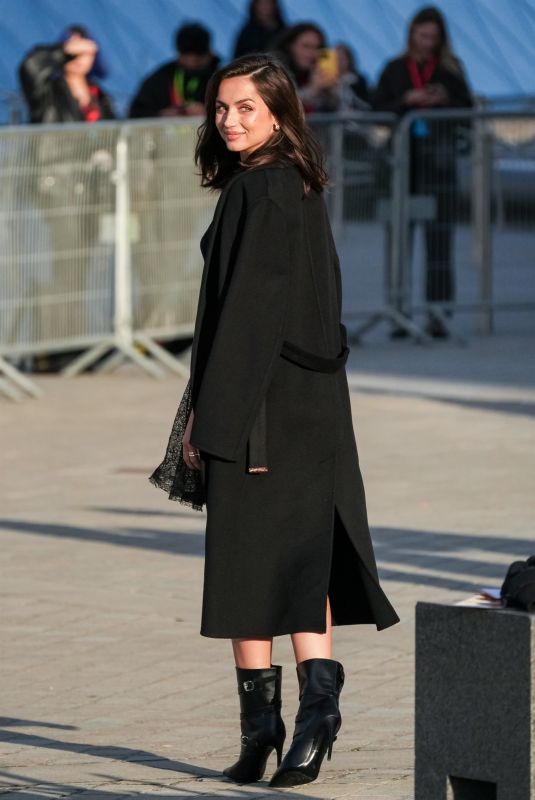 ANA DE ARMAS Louis Vuitton Paris Womenswear Spring-Summer 2025 show as part of Paris Fashion Week" (01.10.2024