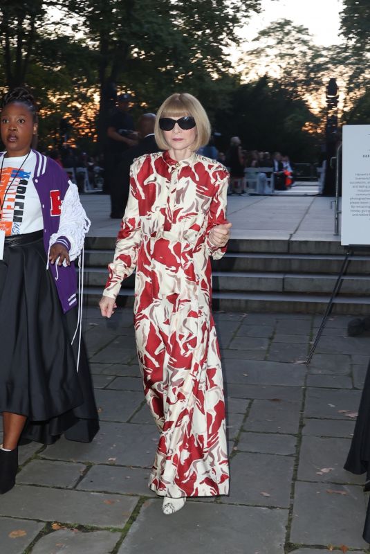 ANNA WINTOUR Arrives at Harlem