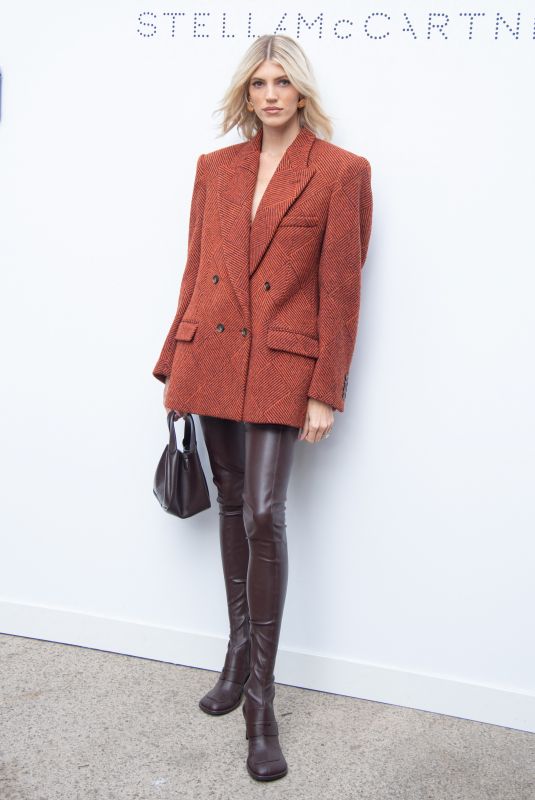 DEVON WINDSOR at Stella McCartney Womenswear Spring-Summer 2025 Show at Paris Fashion Week 09/30/2024