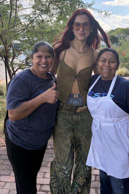 DUA LIPA Poses with Staff at Mexican Seafood Restaurant Este in Austin 10/05/2024