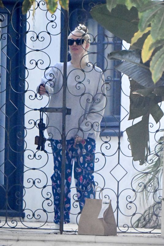 ERIKA JAYNE Grabs Some Take-out Delivery in Her Pajamas 10/13/2024