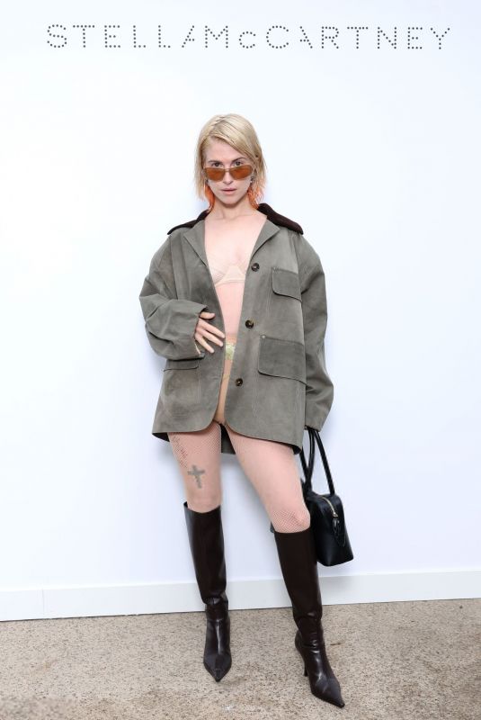 HAYLEY WILLIAMS at Stella McCartney Womenswear Spring-Summer 2025 Show at Paris Fashion Week 09/30/2024