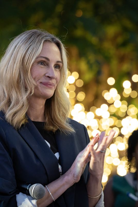 JULIA ROBERTS at Stumps For Harris In Georgia 10/09/2024