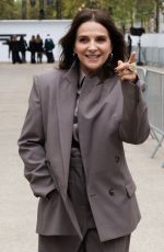 JULIETTE BINOCHE Arrives at Stella McCartney Womenswear Spring-Summer 2025 Show at Paris Fashion Week 09/30/2024