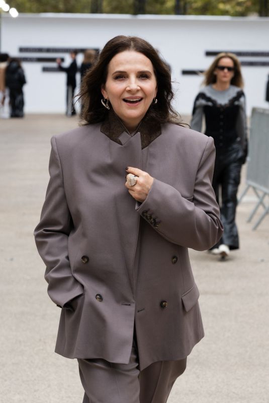 JULIETTE BINOCHE Arrives at Stella McCartney Womenswear Spring-Summer 2025 Show at Paris Fashion Week 09/30/2024
