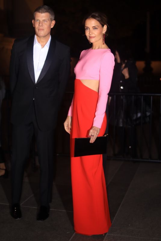 KATIE HOLMES Arrives at 2024 CFDA Awards in New York 10/28/2024