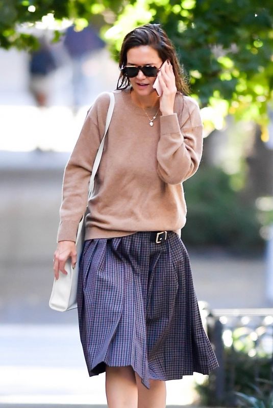 KATIE HOLMES Out with Wet Hair in New York 10/06/2024