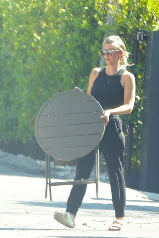 KELLY RIZZO Clears Out Garage Leaves Old Furniture on Studio City Street 10/03/2024