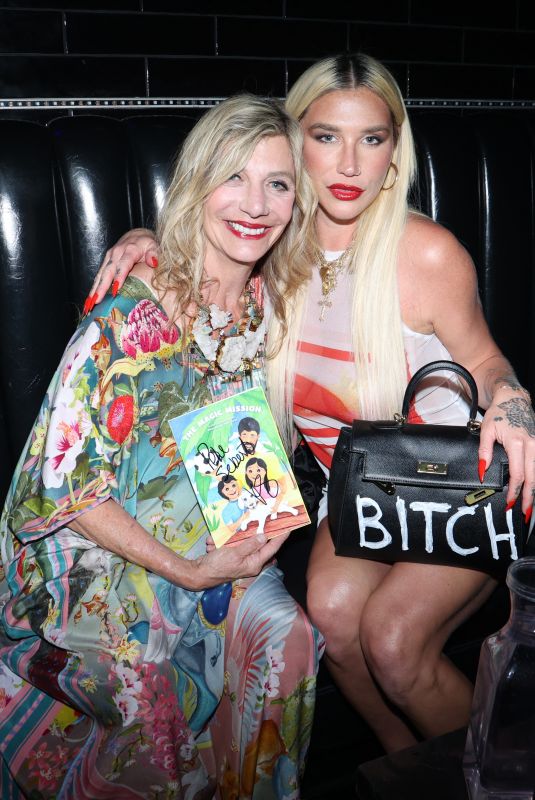 KESHA with Her Mother Pebe Sebert at Night of 1000 Kesha