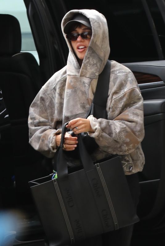 NAOMI SCOTT Arrives at Burbank Airport 10/06/2024