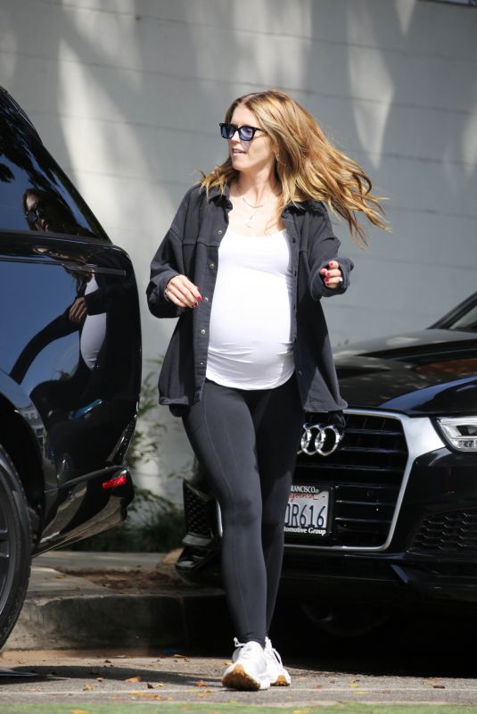 Pregnant KATHERINE SCHWARZENEGGER Out in Los Angeles 10/07/2024
