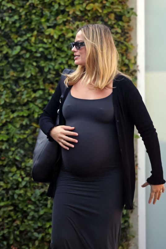Pregnant MARGOT ROBBIE Out in Santa Monica 10/08/2024