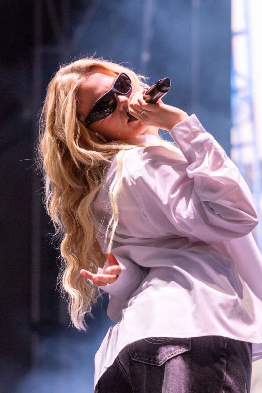 RENEE RAPP Performs at 2024 Austin City Limits Music Festival in Austin 10/05/2024