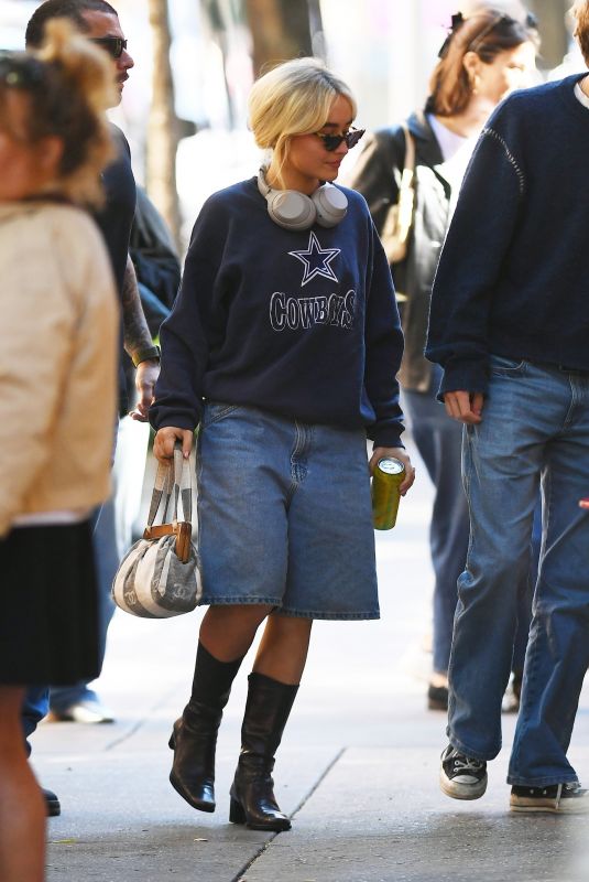 SABRINA CARPENTER Out for Lunch in New York 10/10/2024